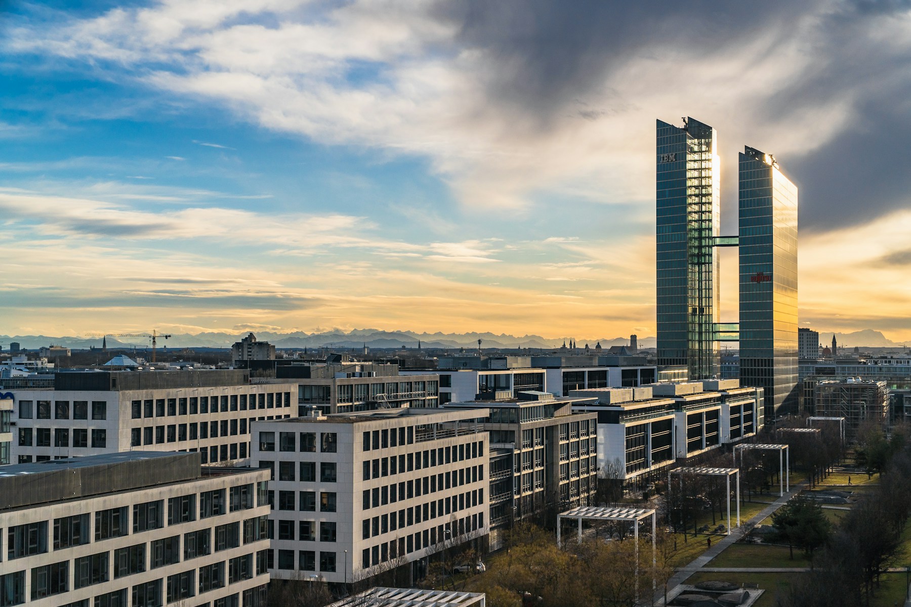 Münchner Skyline mit Alpenpanorama